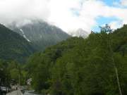 Neige sur les sommet et un coin de ciel bleu